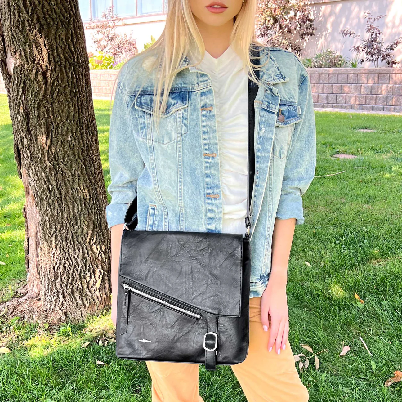 LoganMessengerBlackLS-h-02486-b_1296x